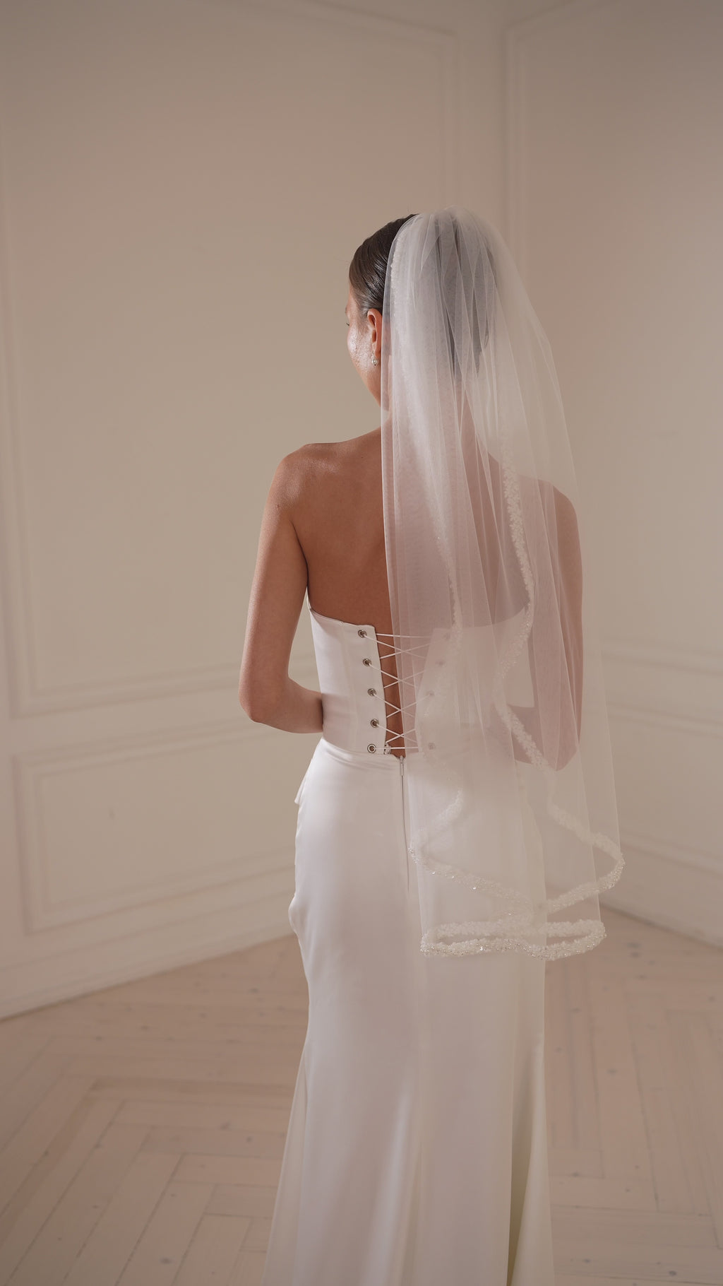 Wedding veil with pearl lace edge