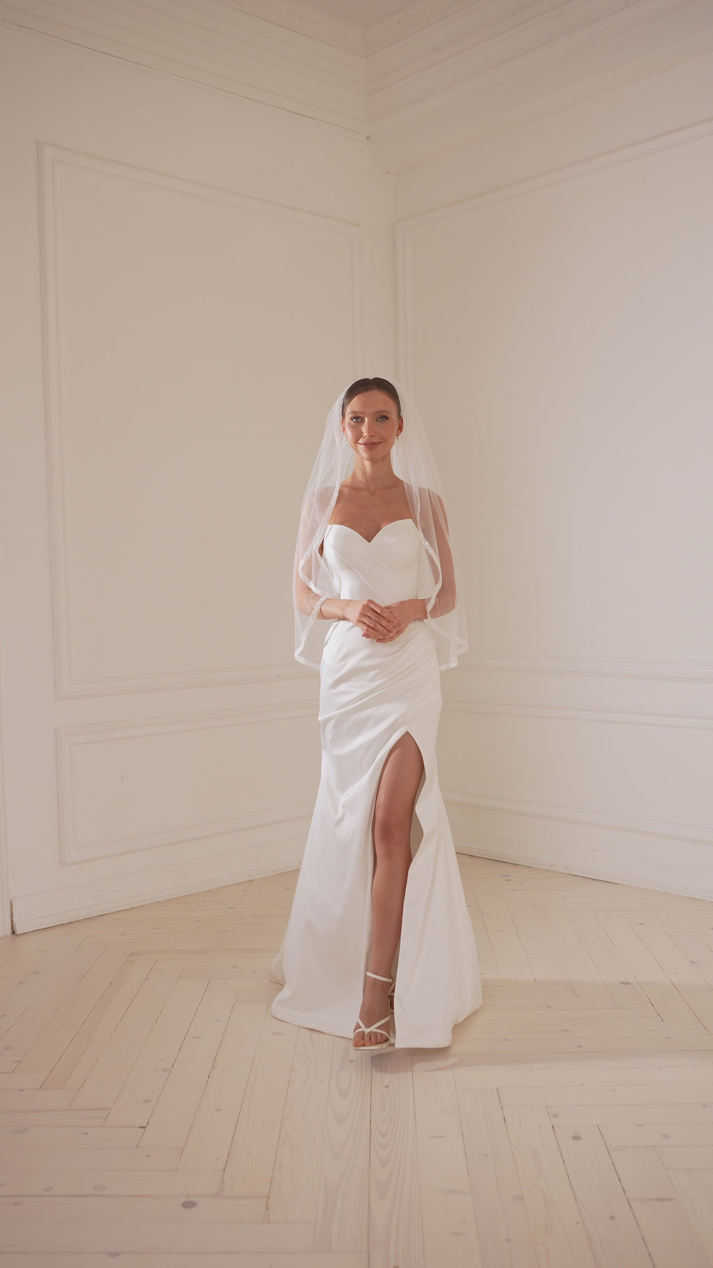 Minimal lace wedding veil